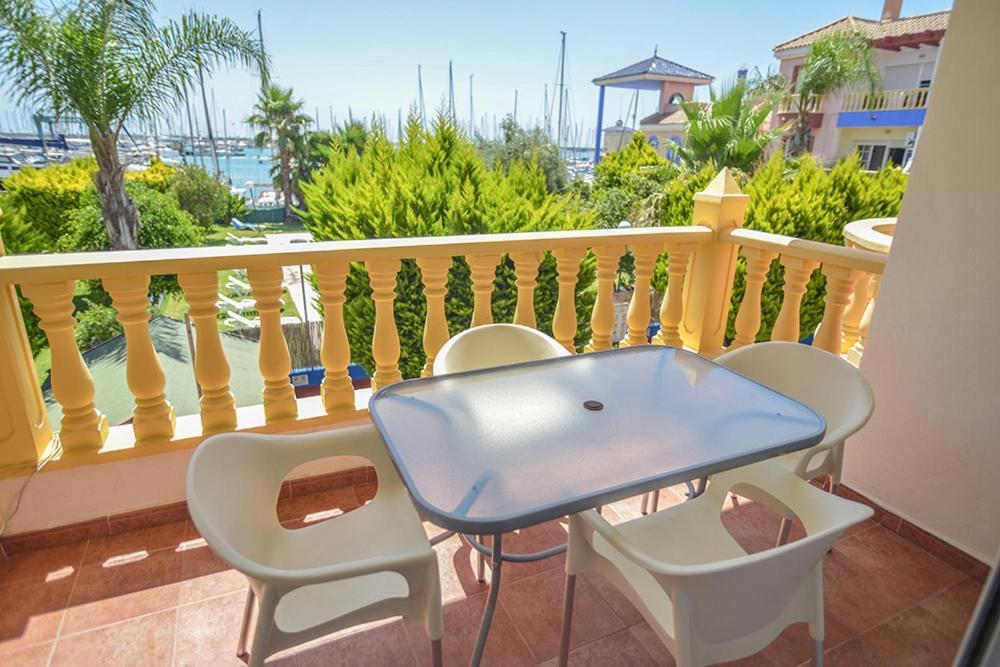 Apartamentos Torrevieja Puerto Екстериор снимка
